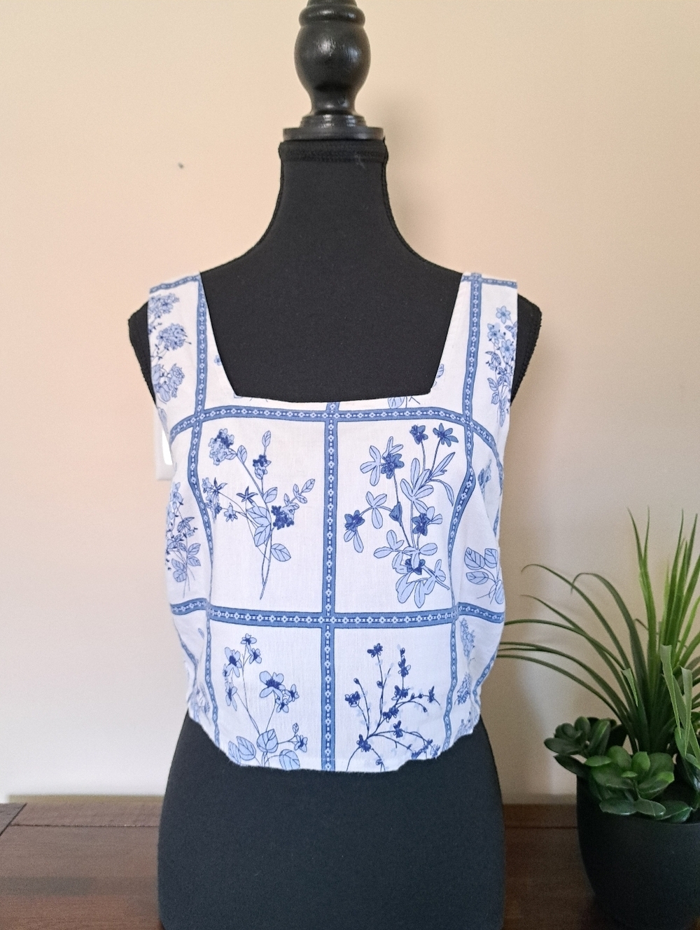 Japna Blue White Floral Toile Square Neck Cropped Tank Top Size Medium Feminine